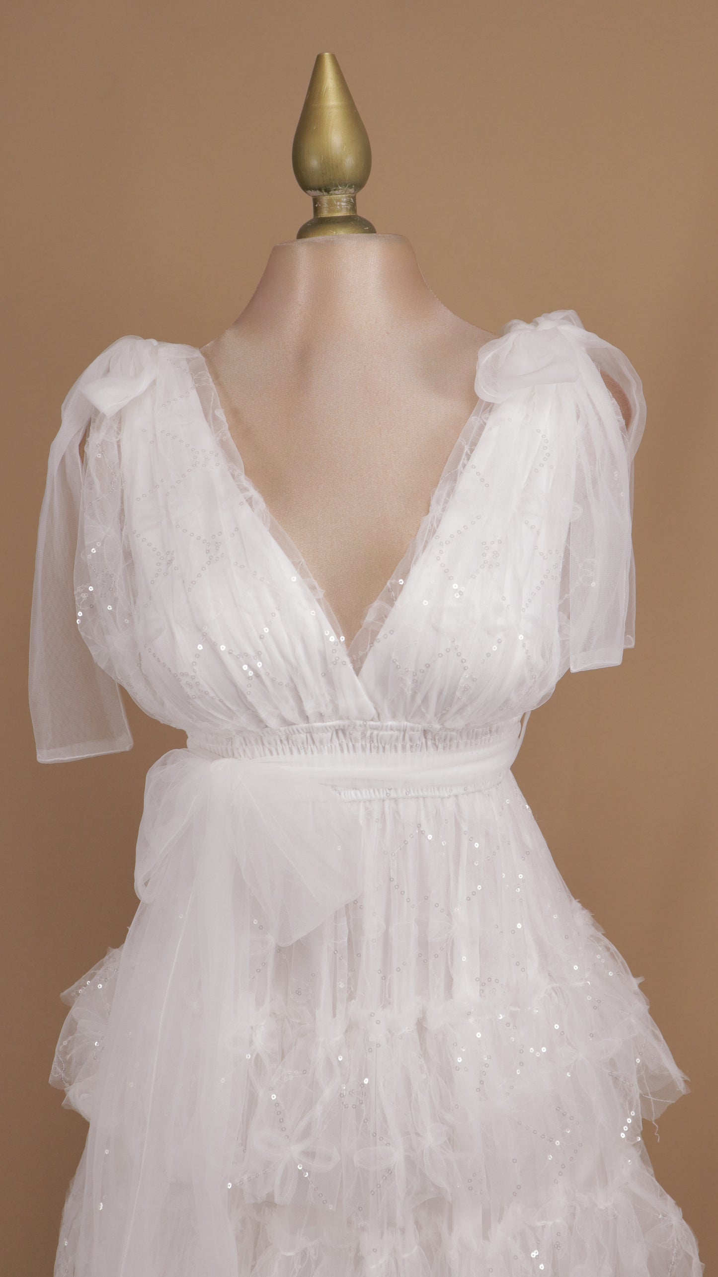 Vestido largo con olanes y escote en V