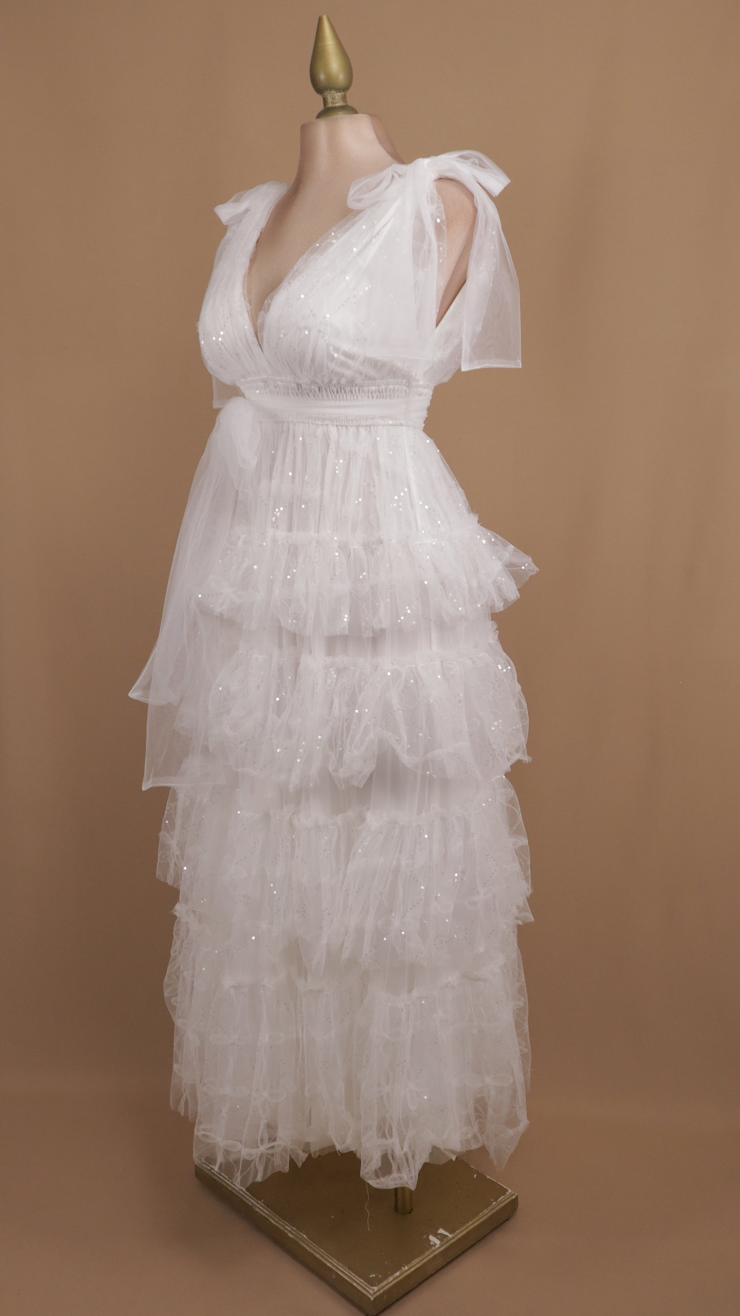 Vestido largo con olanes y escote en V