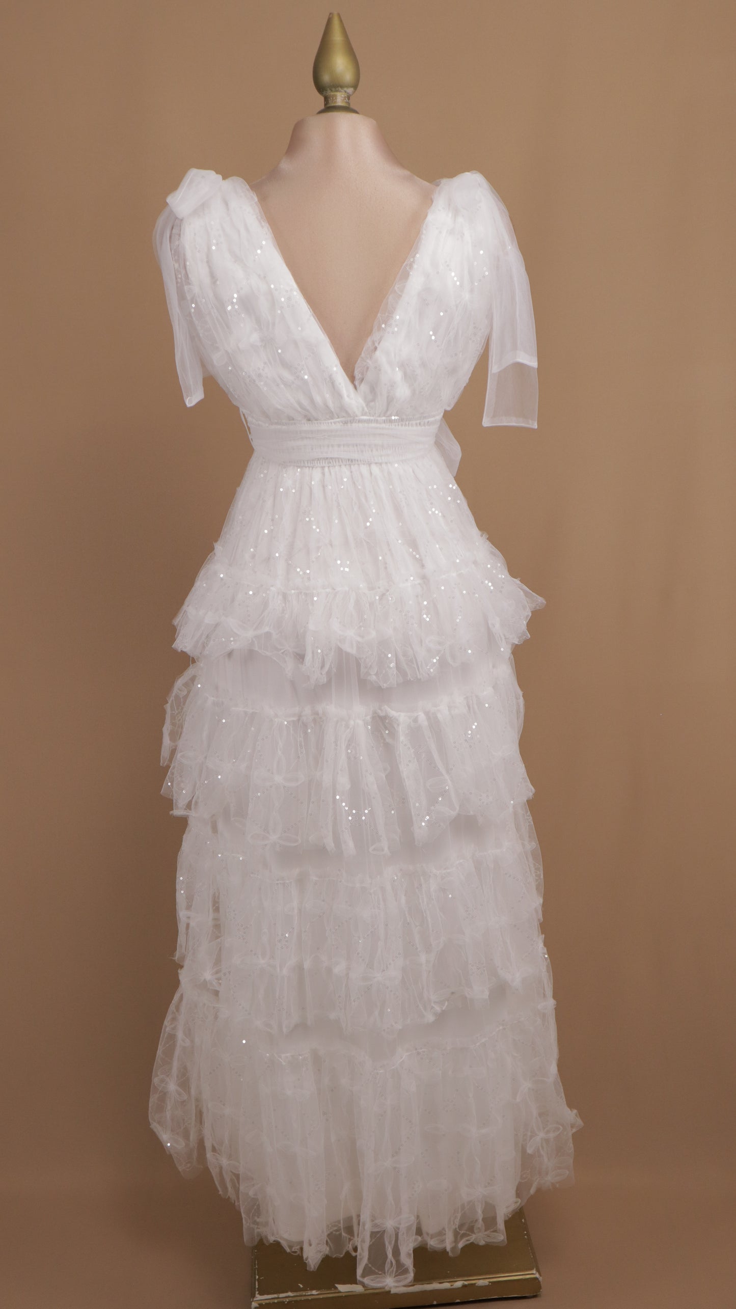 Vestido largo con olanes y escote en V