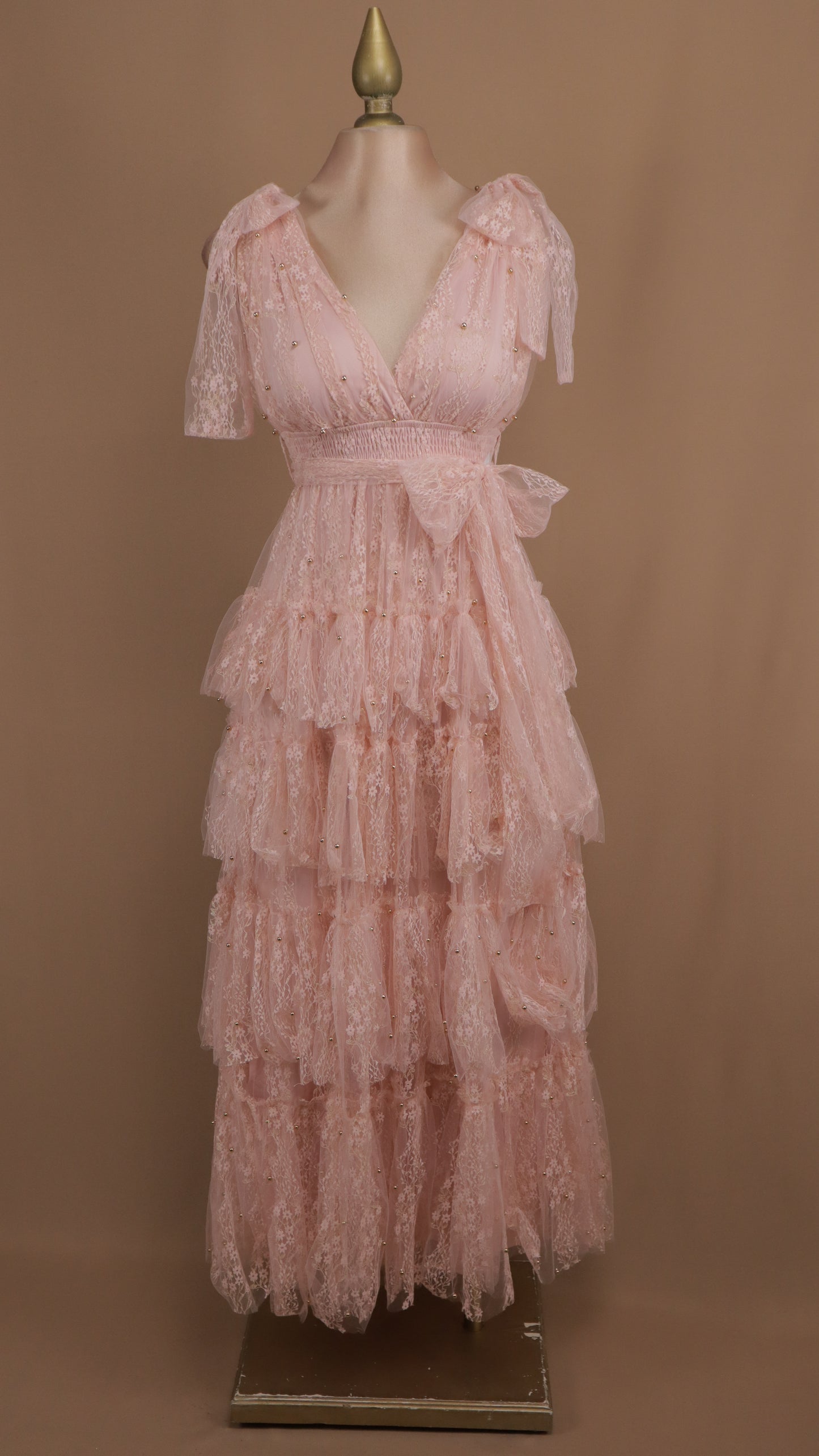 Vestido largo de tul con perlas y bordado