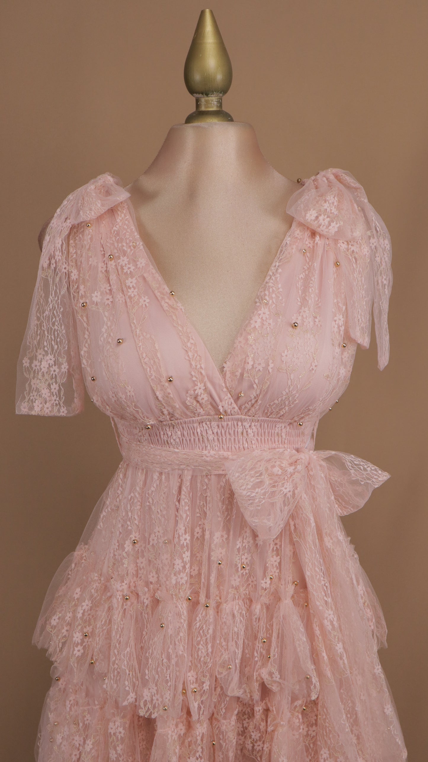 Vestido largo de tul con perlas y bordado