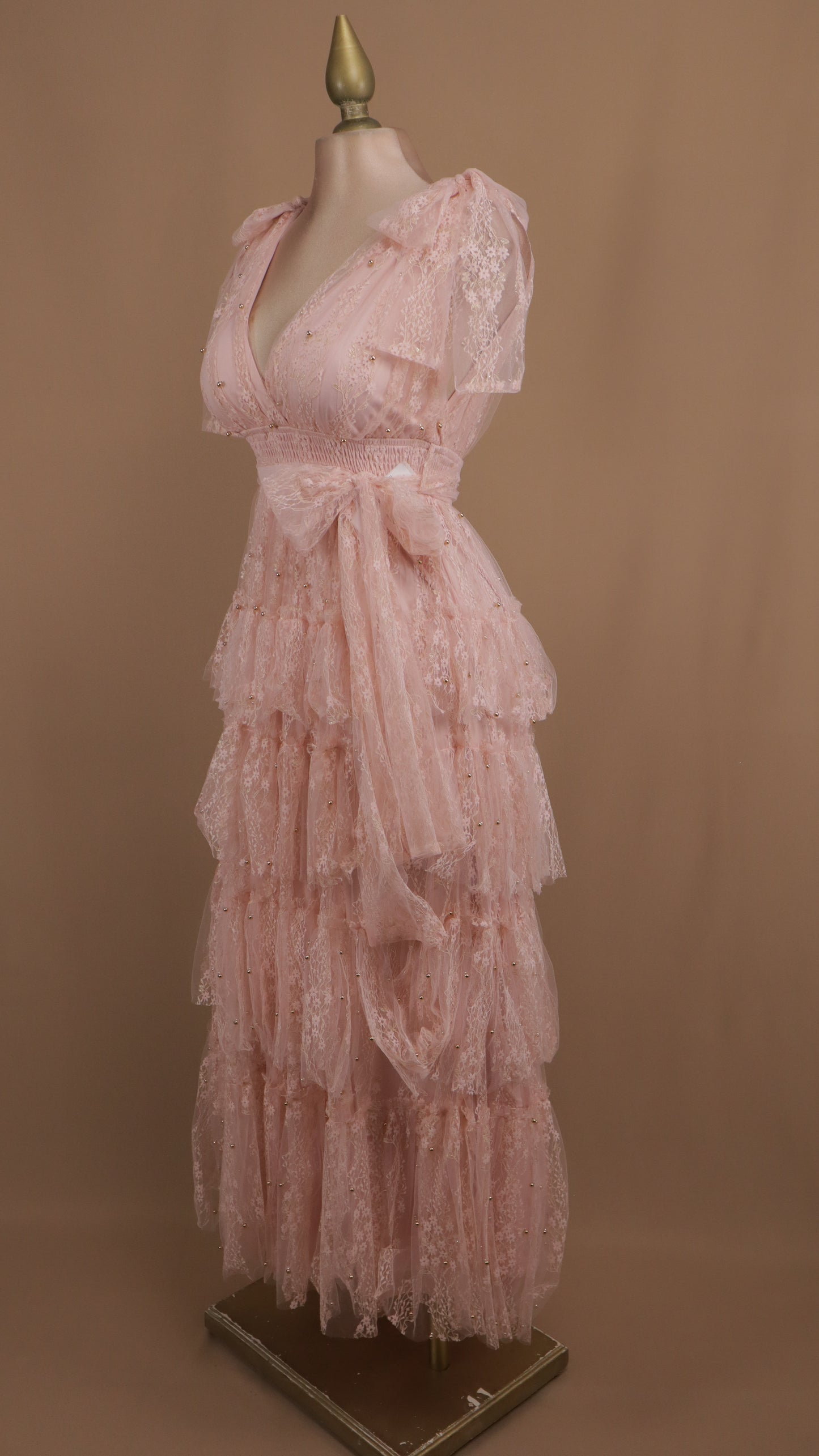 Vestido largo de tul con perlas y bordado