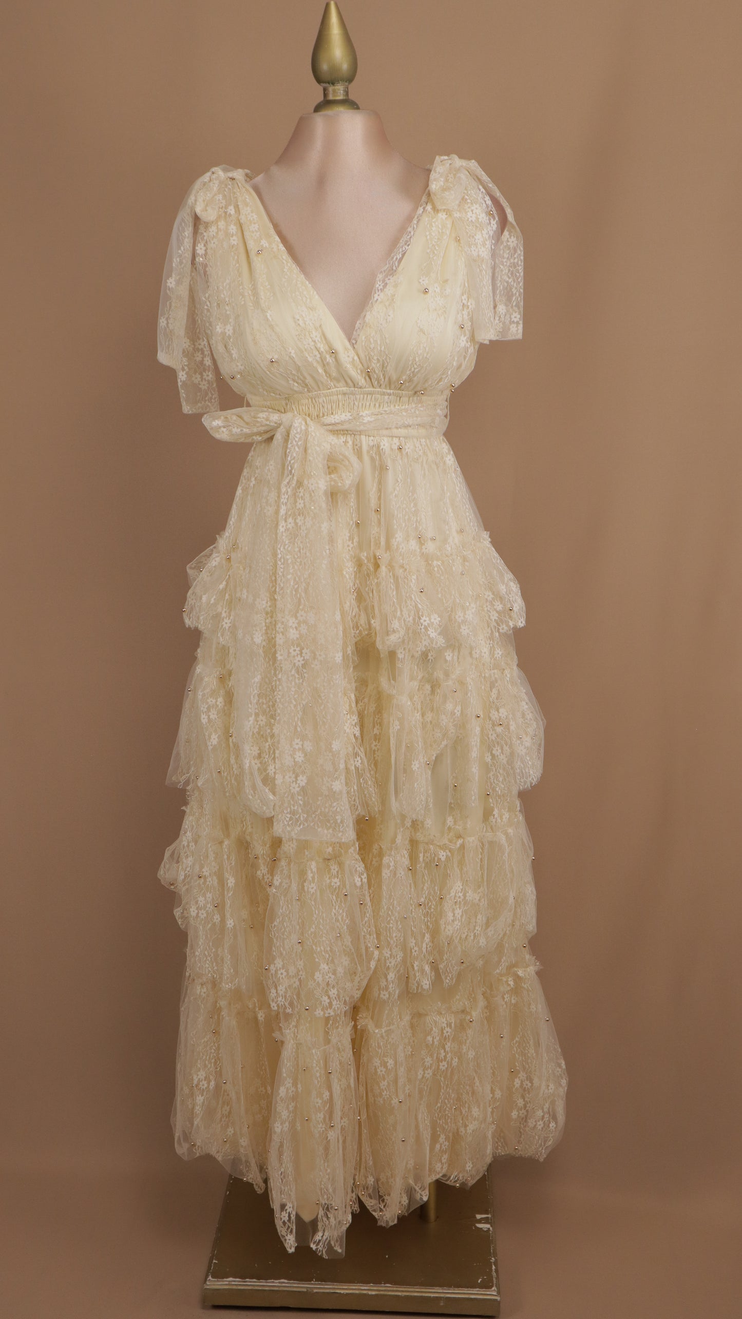 Vestido largo de tul con perlas y bordado