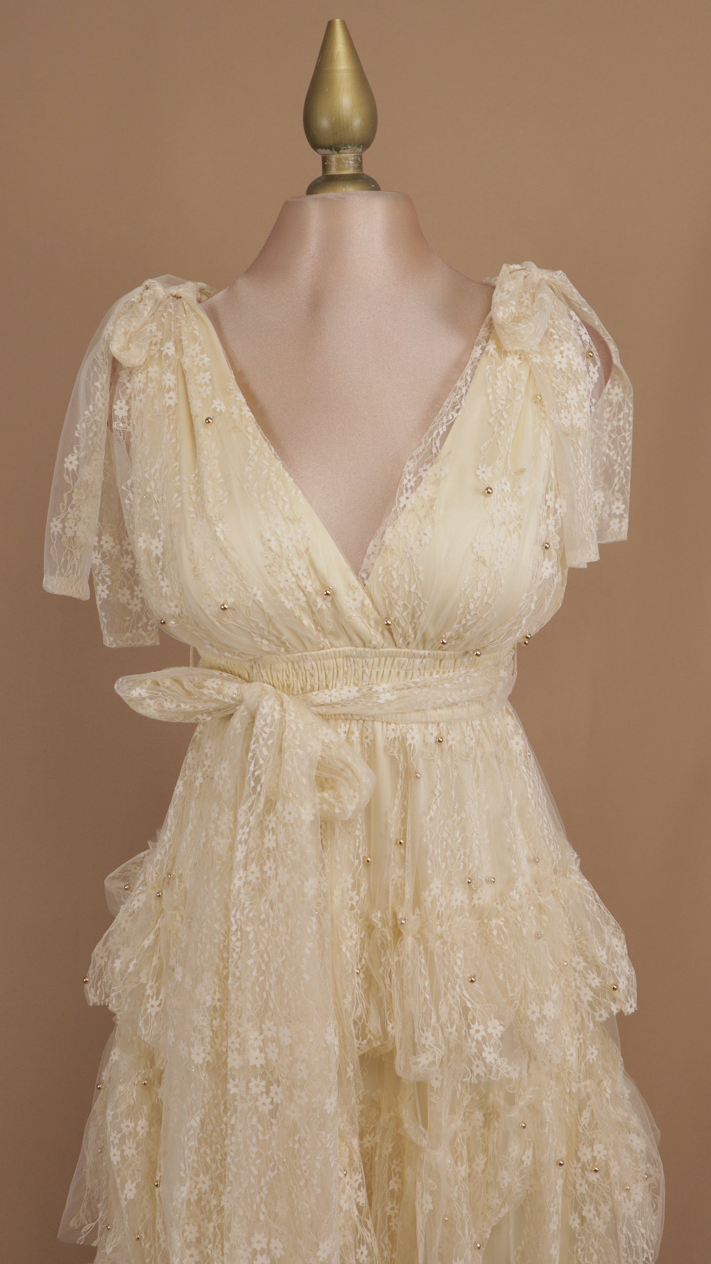 Vestido largo de tul con perlas y bordado