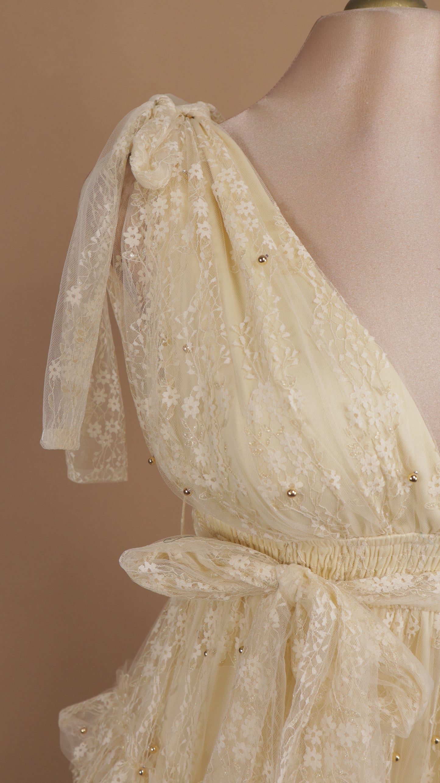 Vestido largo de tul con perlas y bordado