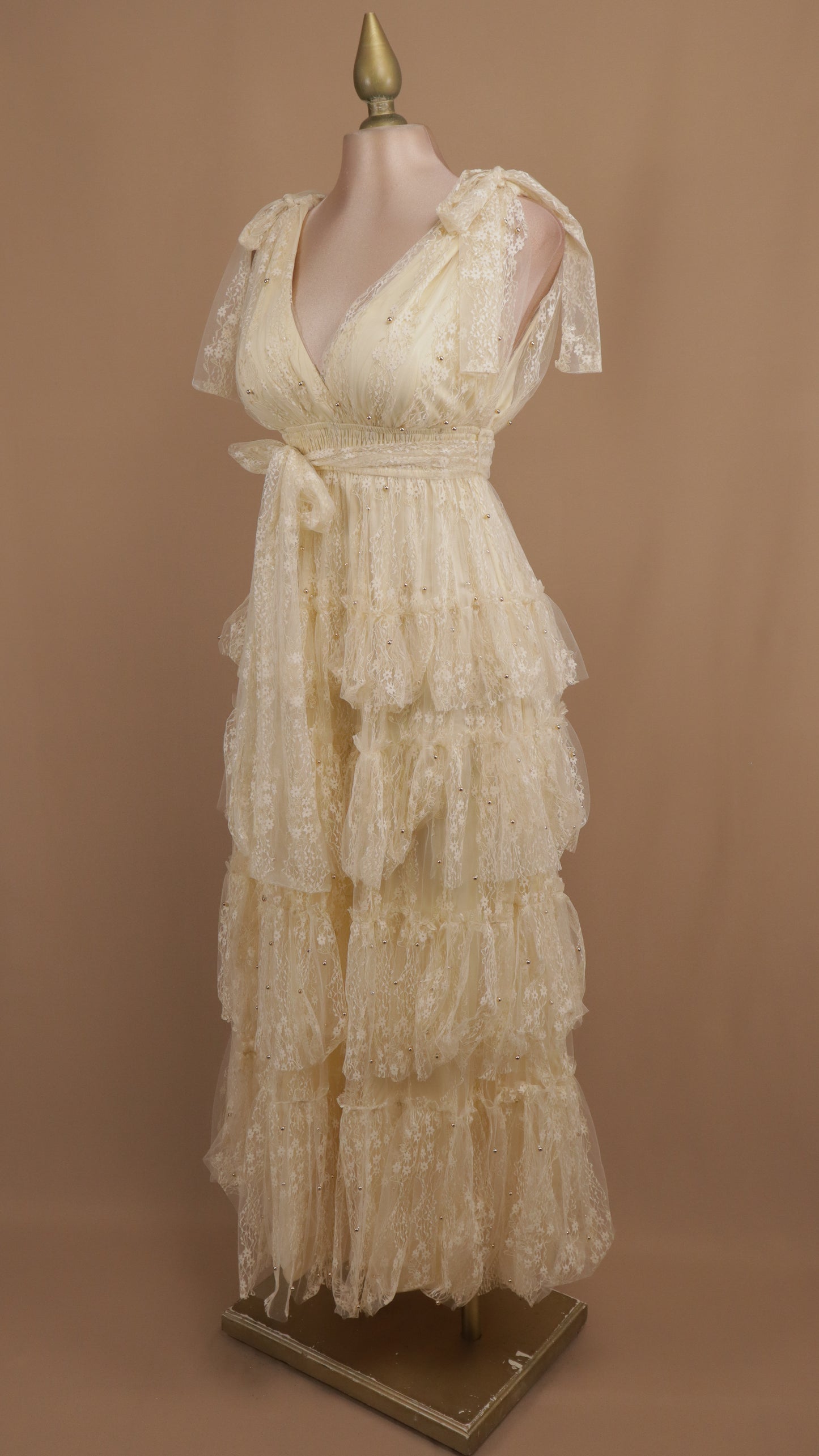 Vestido largo de tul con perlas y bordado