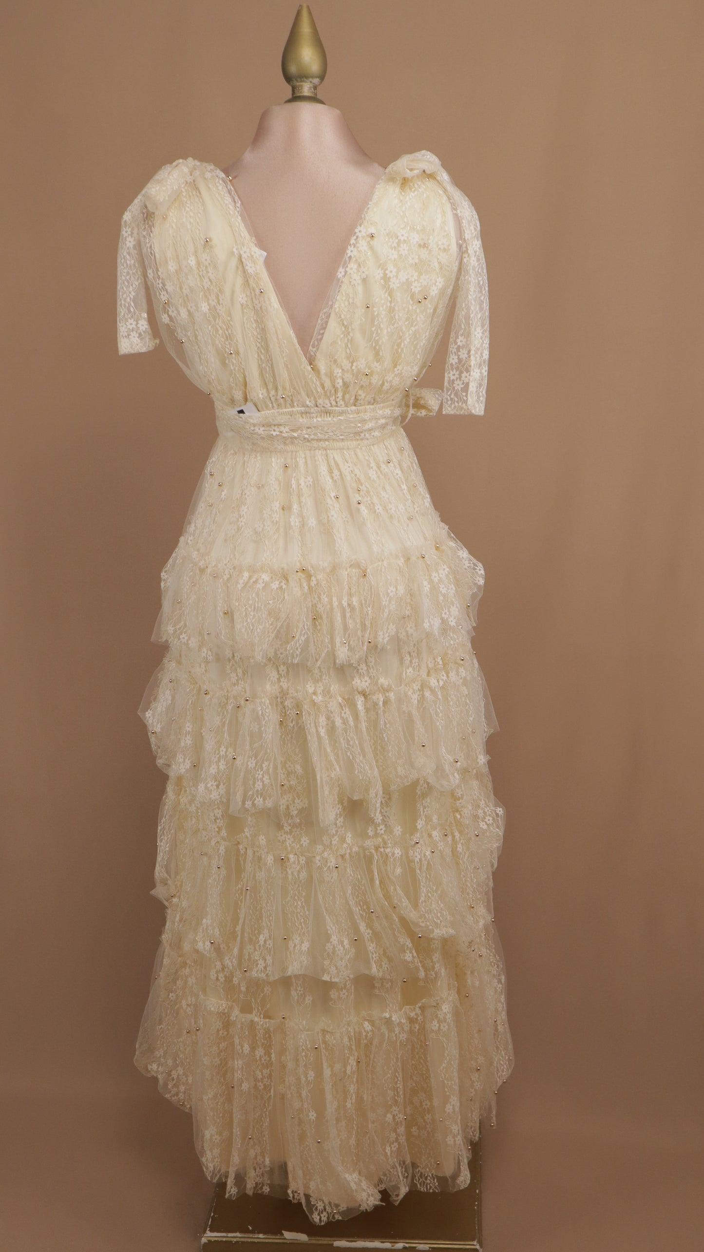 Vestido largo de tul con perlas y bordado