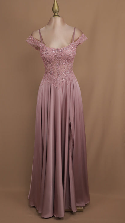 Vestido largo con aplicación al hombro y falda de satín