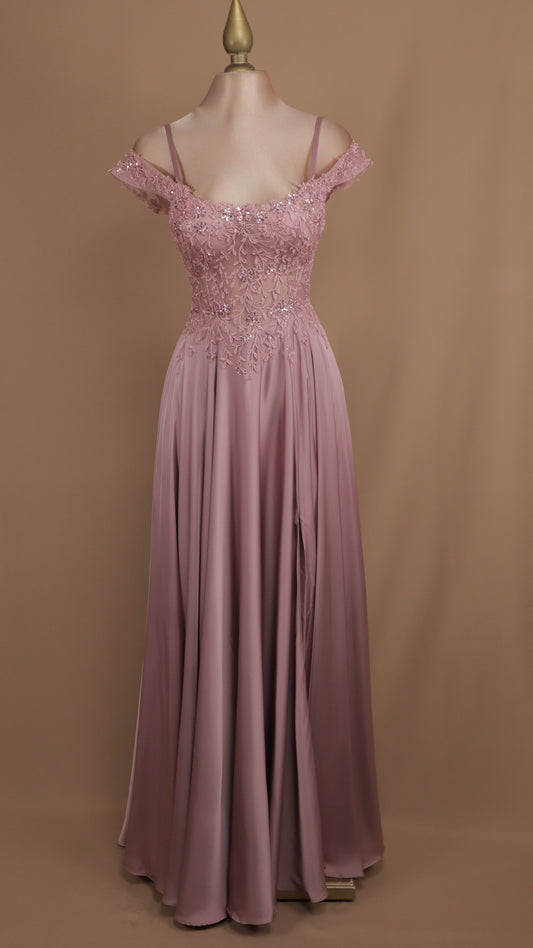 Vestido largo con aplicación al hombro y falda de satín