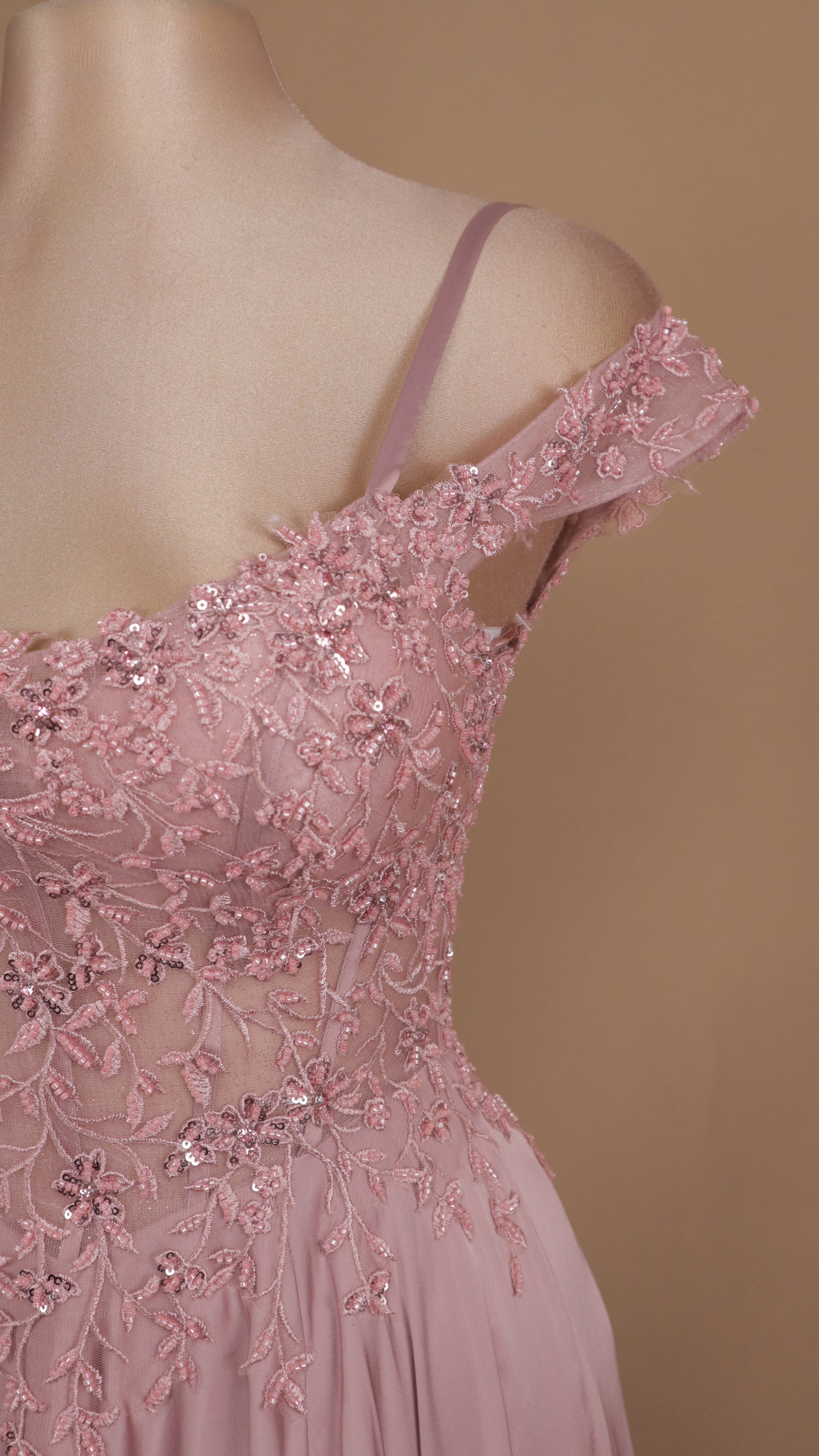 Vestido largo con aplicación al hombro y falda de satín