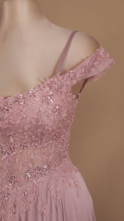 Vestido largo con aplicación al hombro y falda de satín