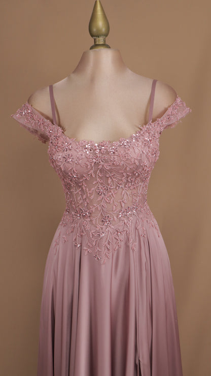 Vestido largo con aplicación al hombro y falda de satín