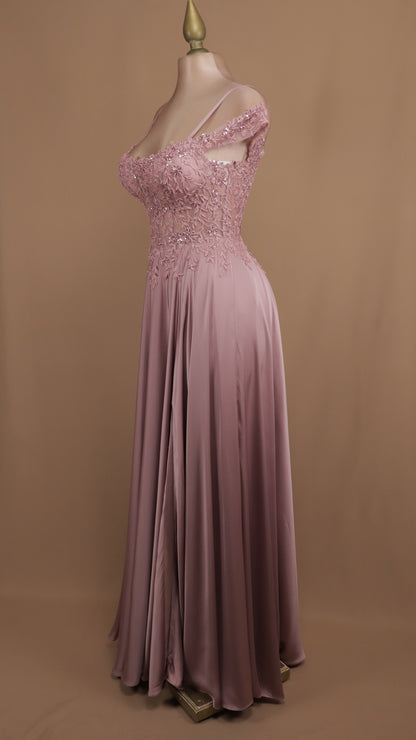 Vestido largo con aplicación al hombro y falda de satín