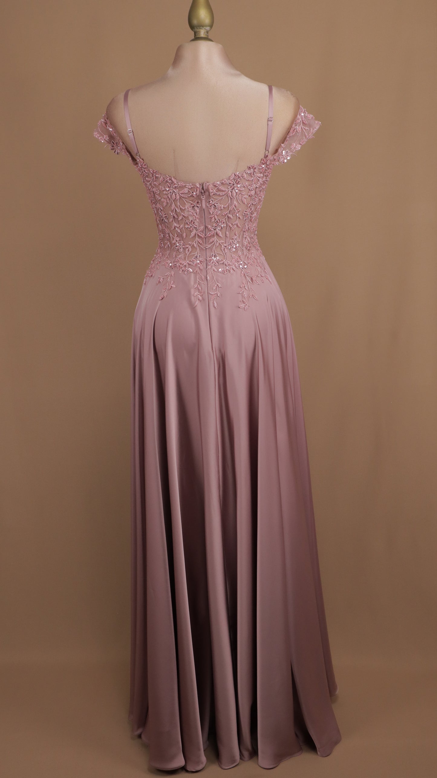 Vestido largo con aplicación al hombro y falda de satín