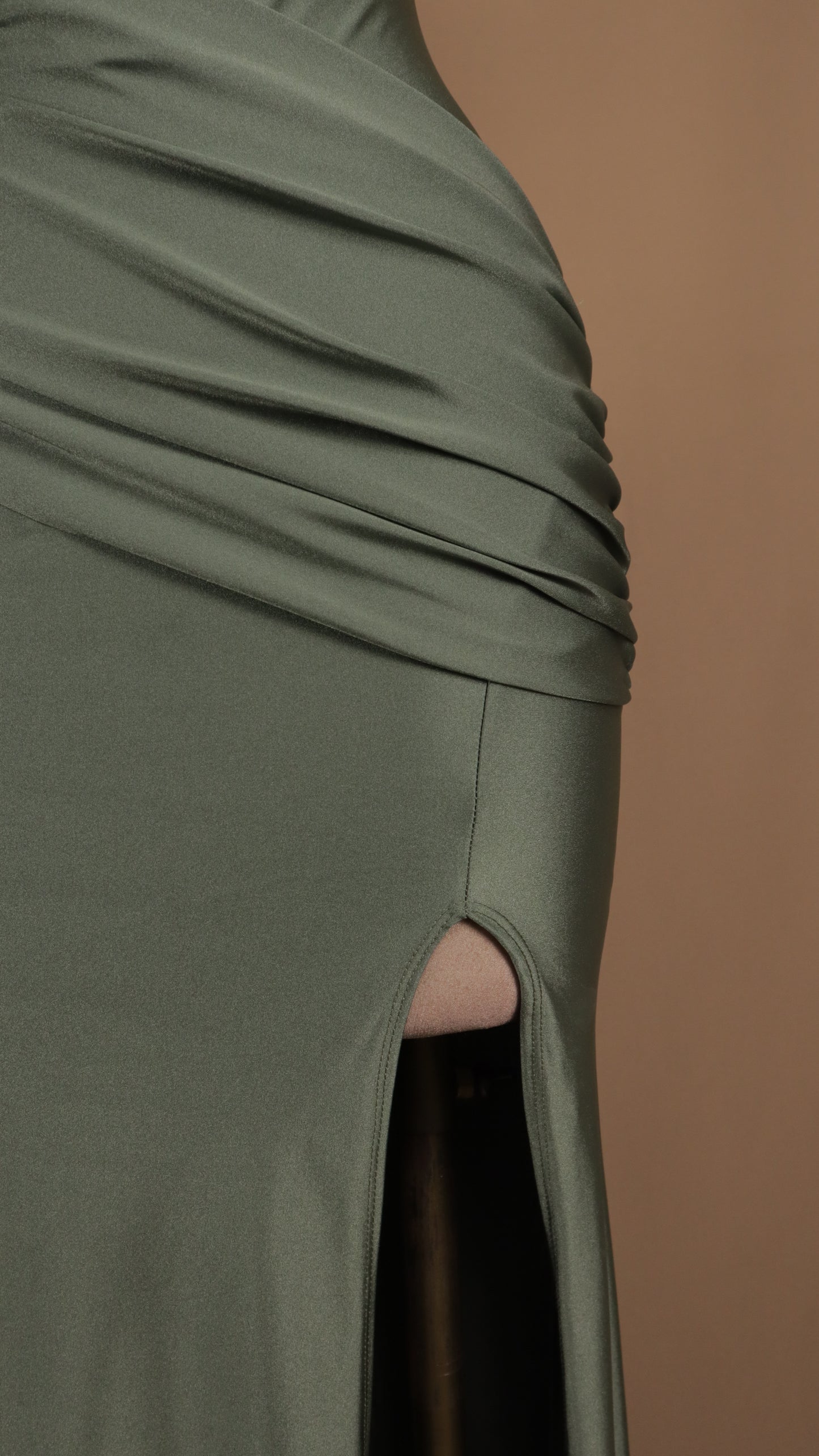 Vestido largo de licra con escote asimétrico