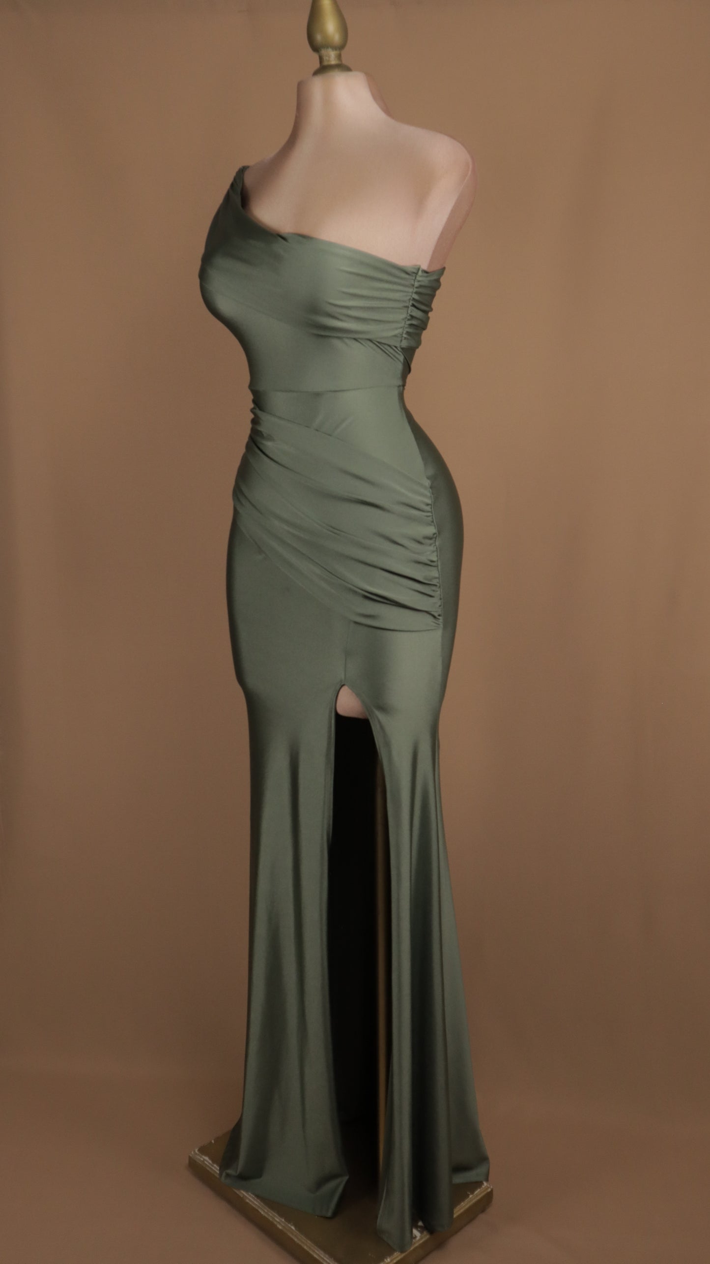 Vestido largo de licra con escote asimétrico