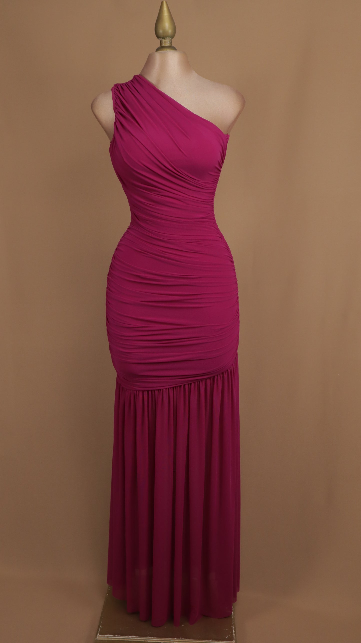 Vestido largo asimétrico y corrugado