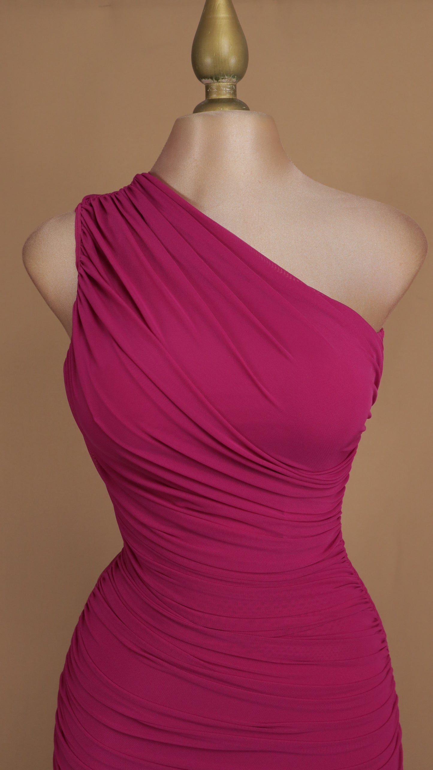 Vestido largo asimétrico y corrugado