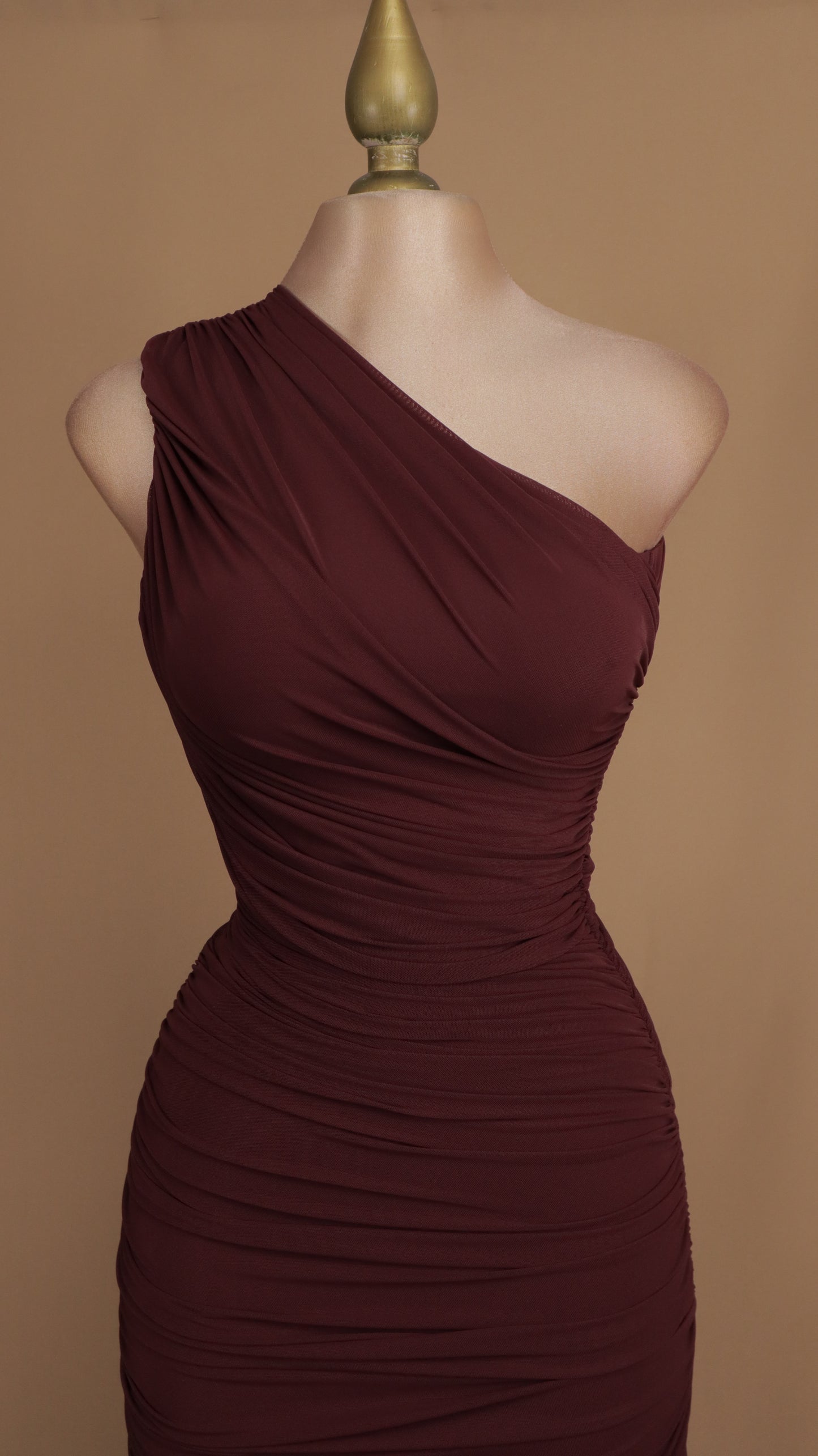 Vestido largo asimétrico y corrugado