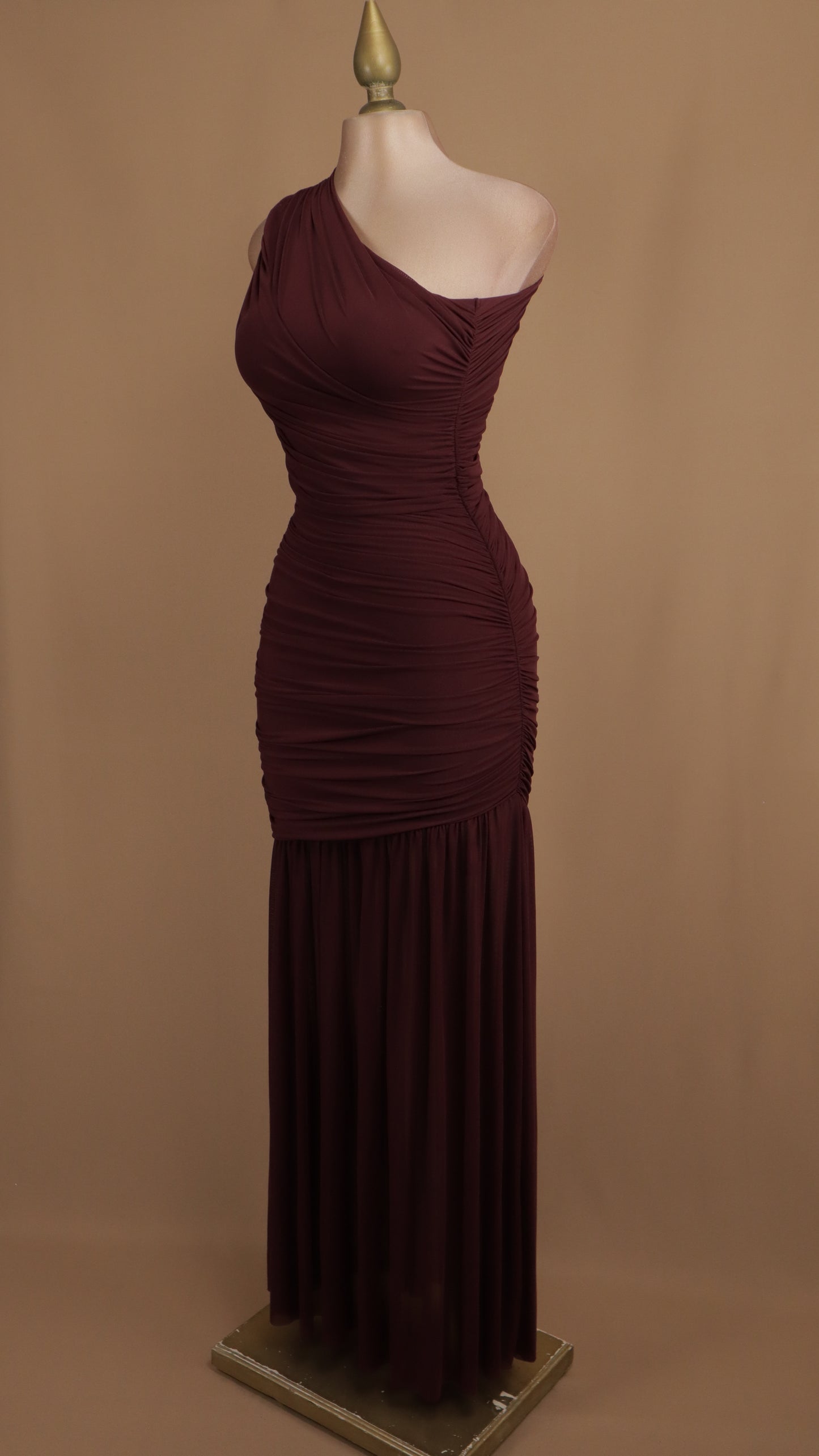 Vestido largo asimétrico y corrugado