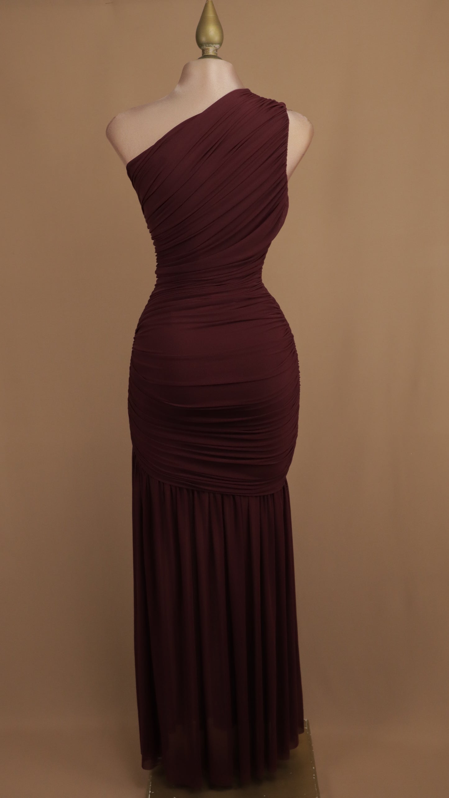 Vestido largo asimétrico y corrugado