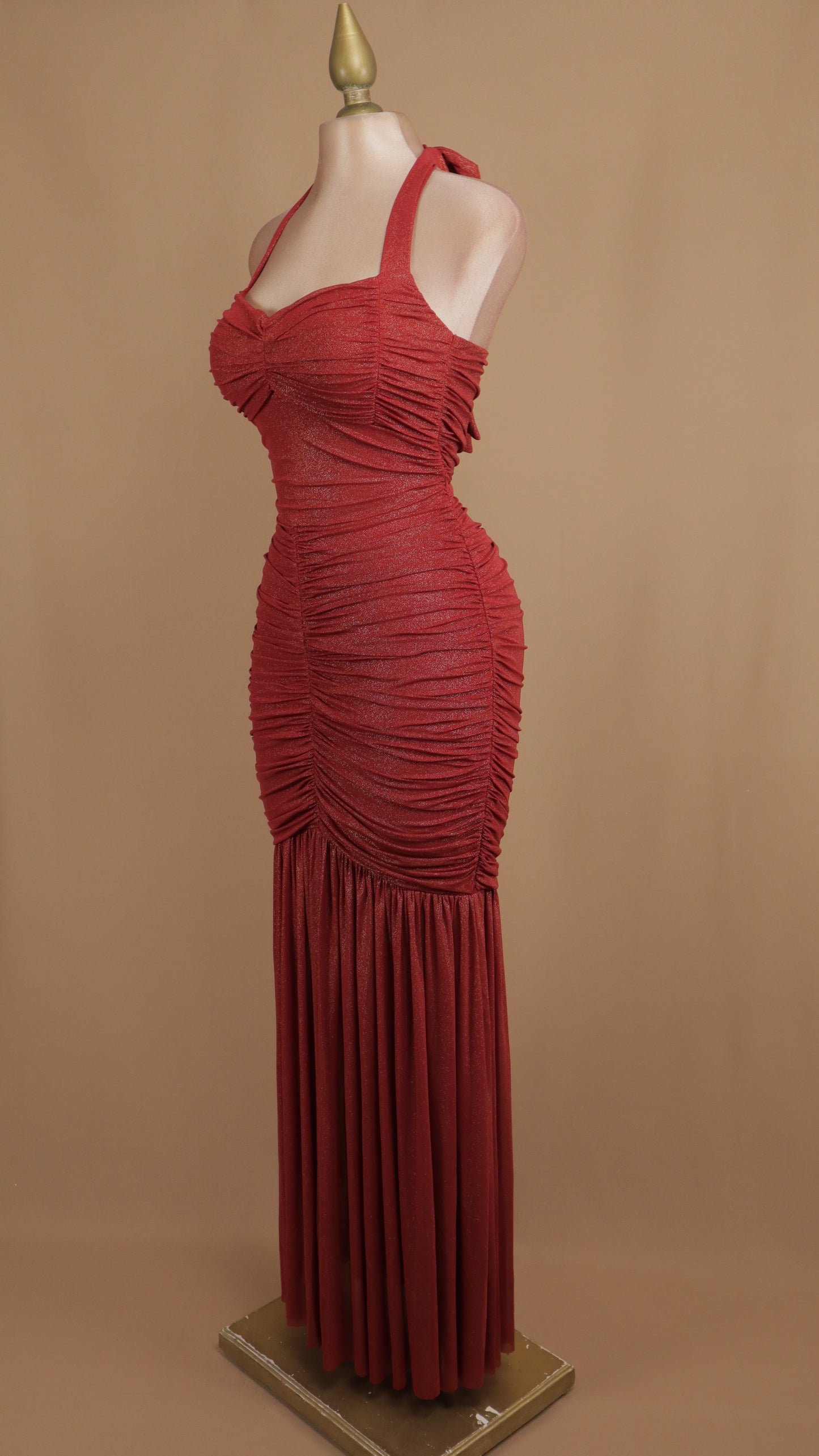 Vestido largo cuello halter con destellos