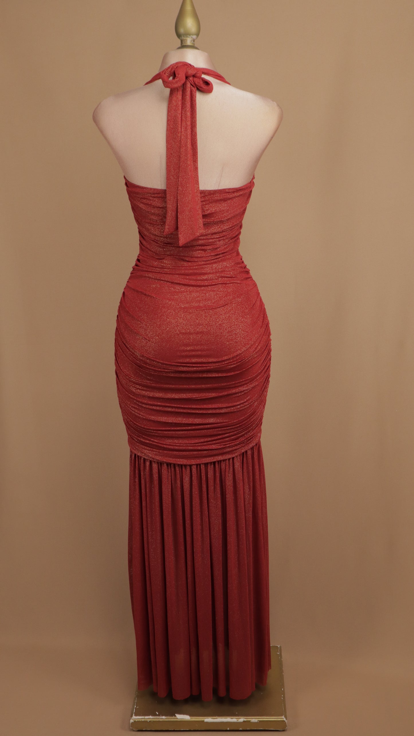 Vestido largo cuello halter con destellos