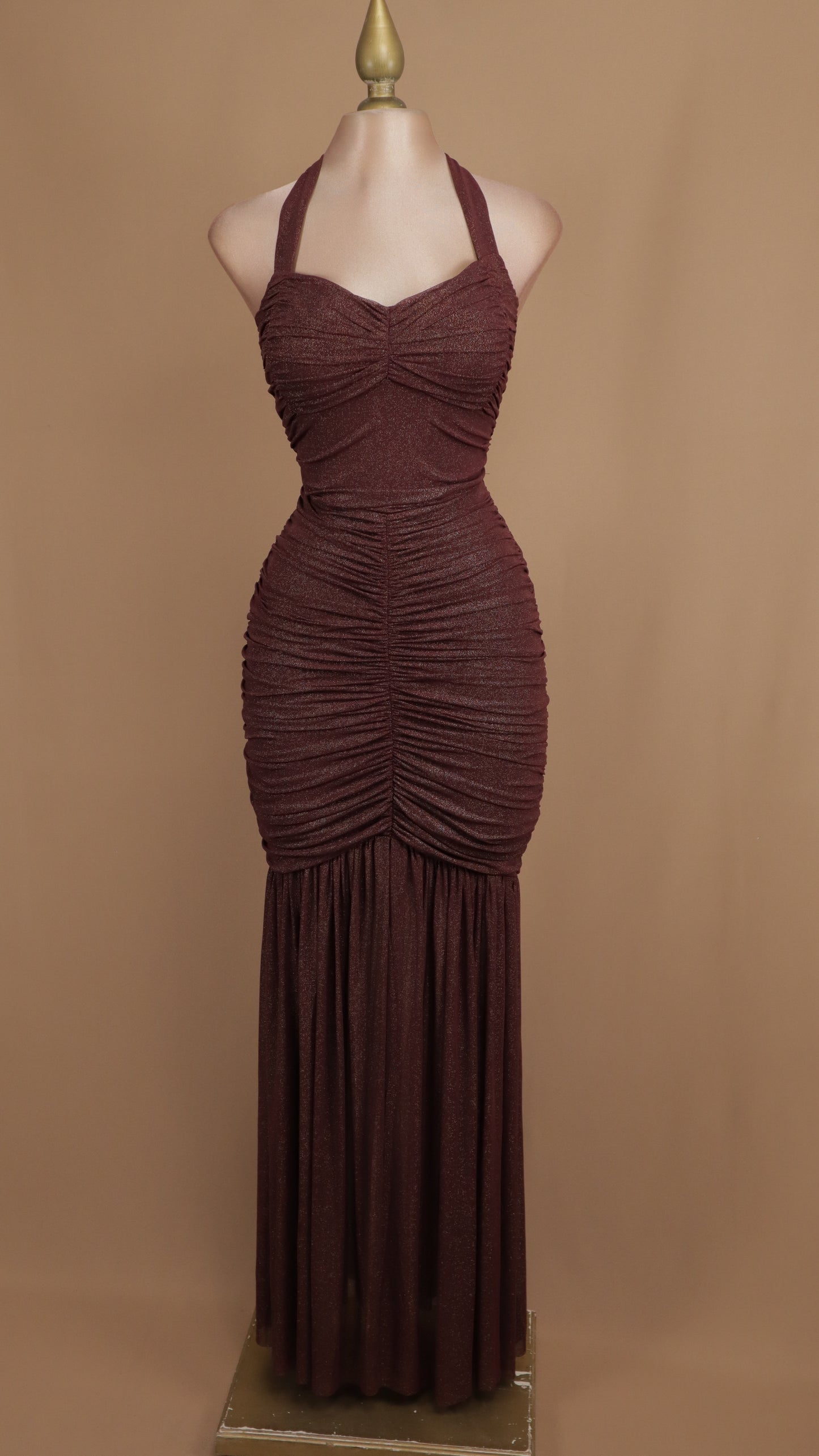 Vestido largo cuello halter con destellos