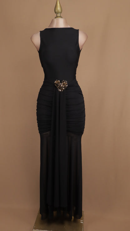 Vestido largo resacado con flor y escote en espalda