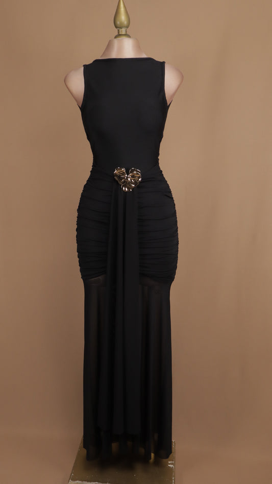 Vestido largo resacado con flor y escote en espalda