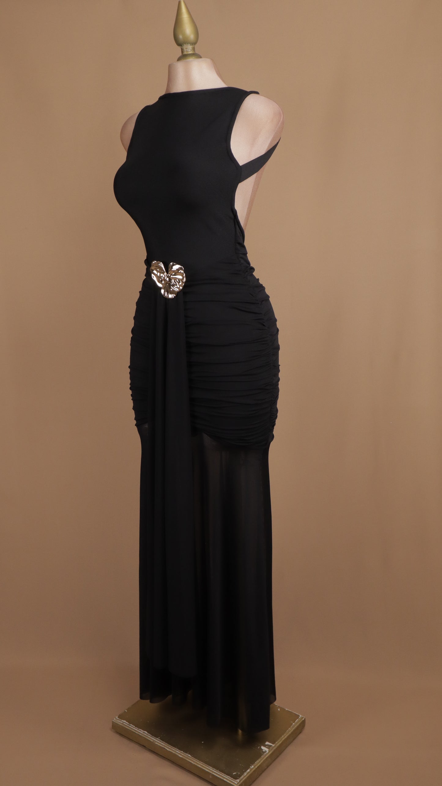 Vestido largo resacado con flor y escote en espalda