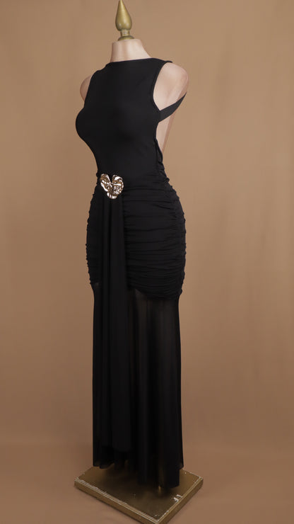 Vestido largo resacado con flor y escote en espalda