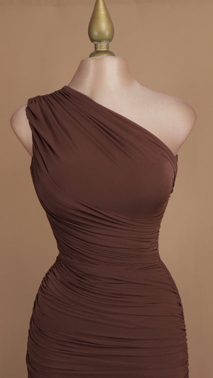 Vestido largo asimétrico y corrugado