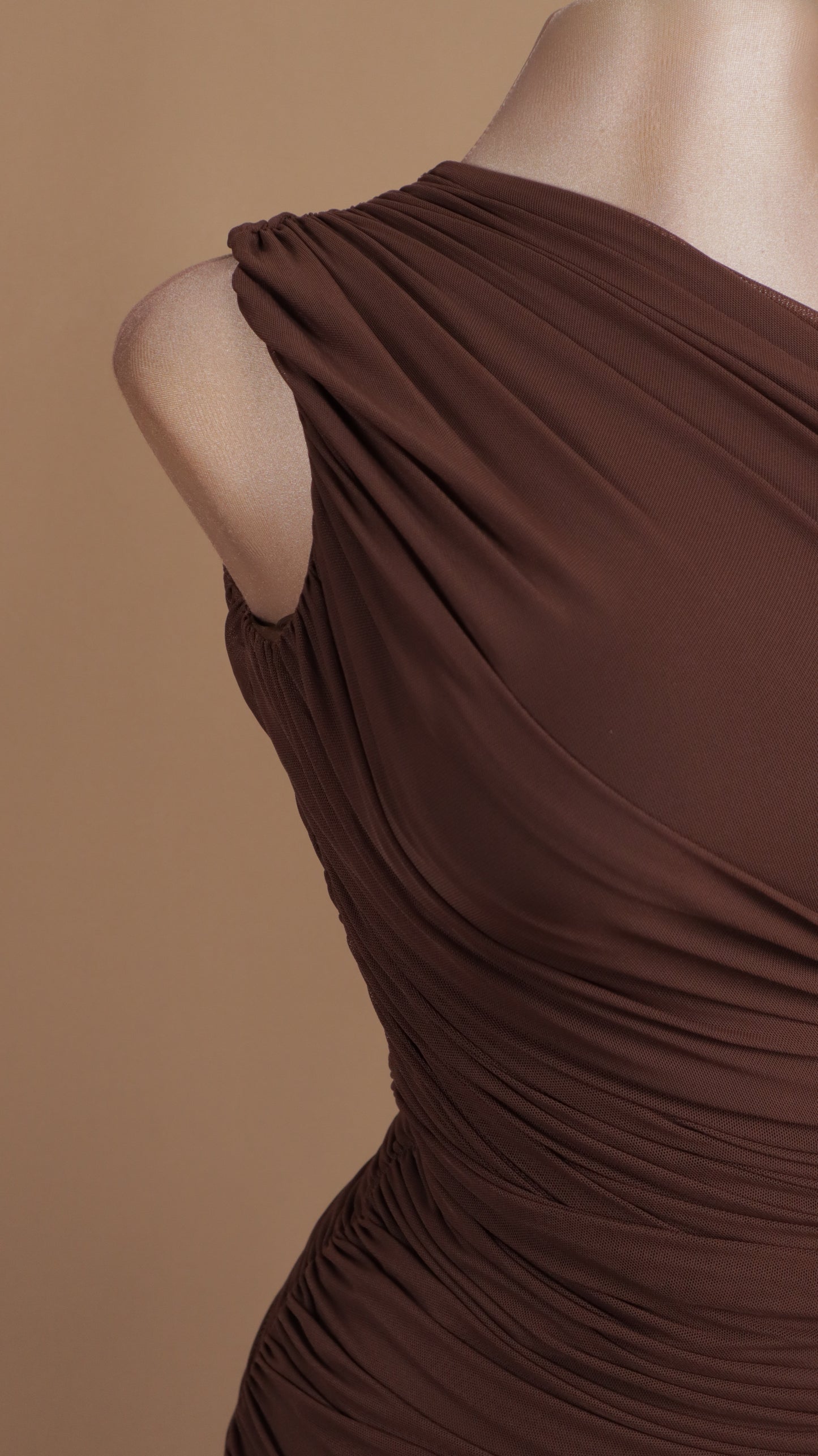 Vestido largo asimétrico y corrugado