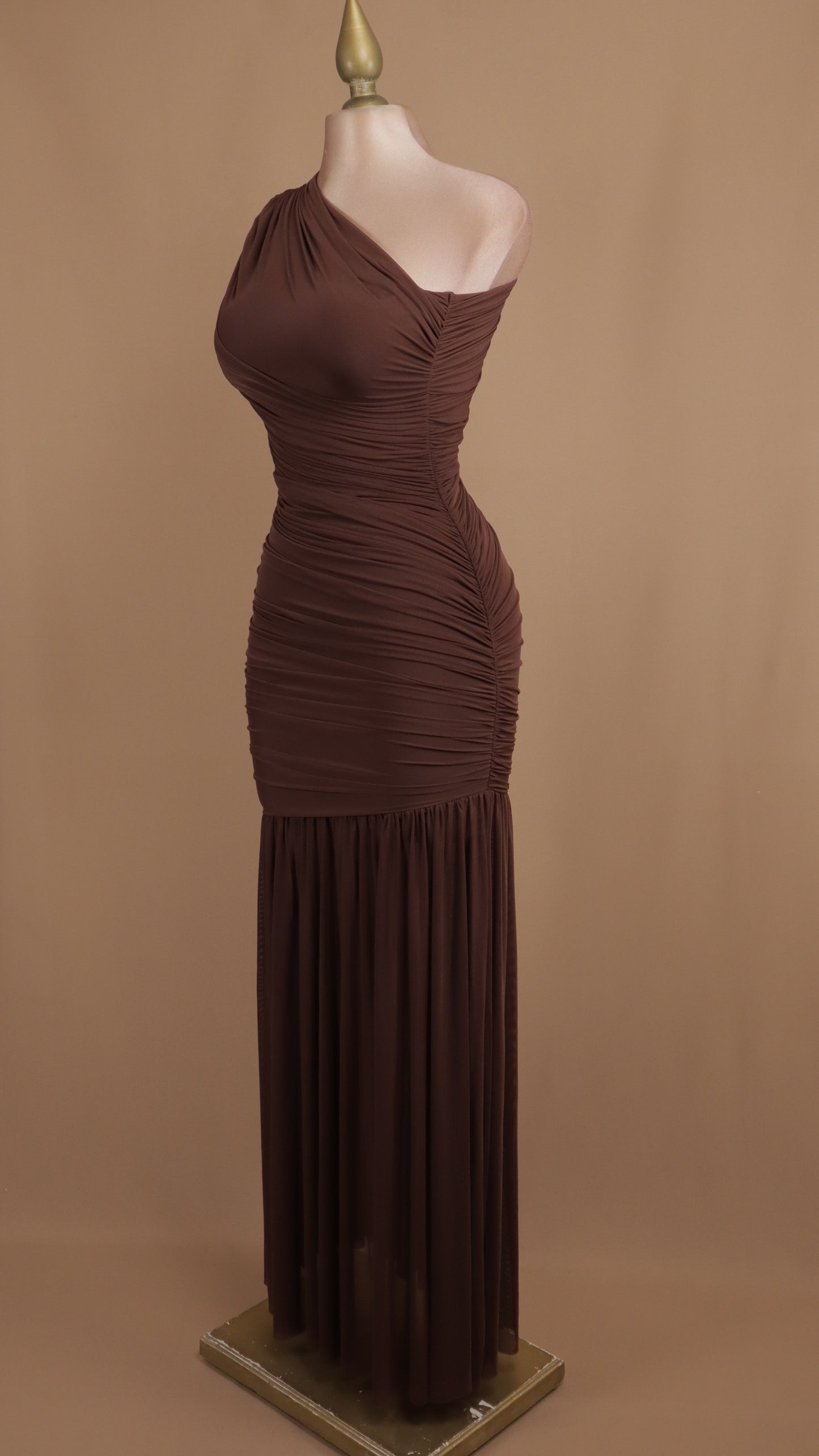 Vestido largo asimétrico y corrugado