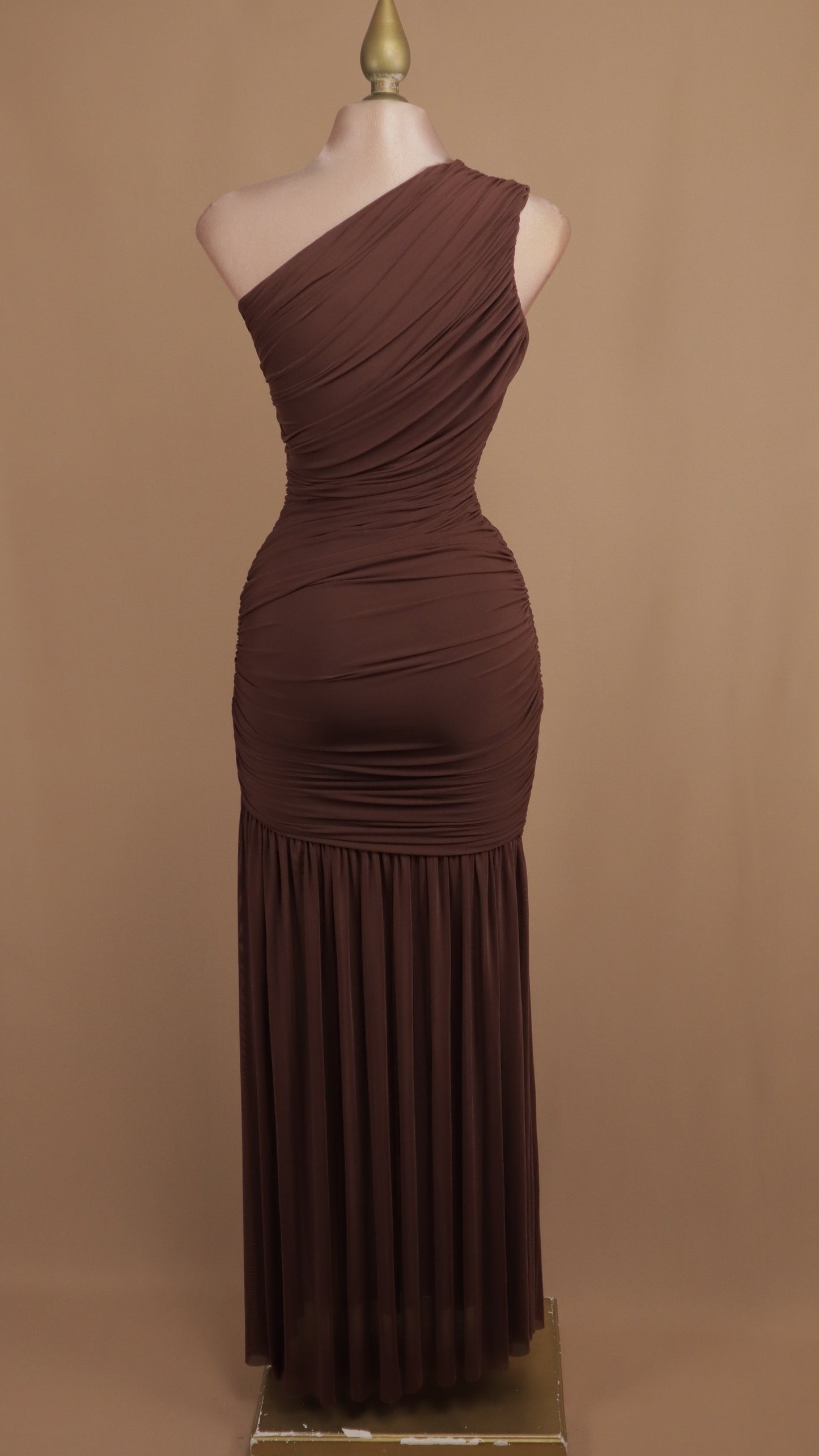 Vestido largo asimétrico y corrugado