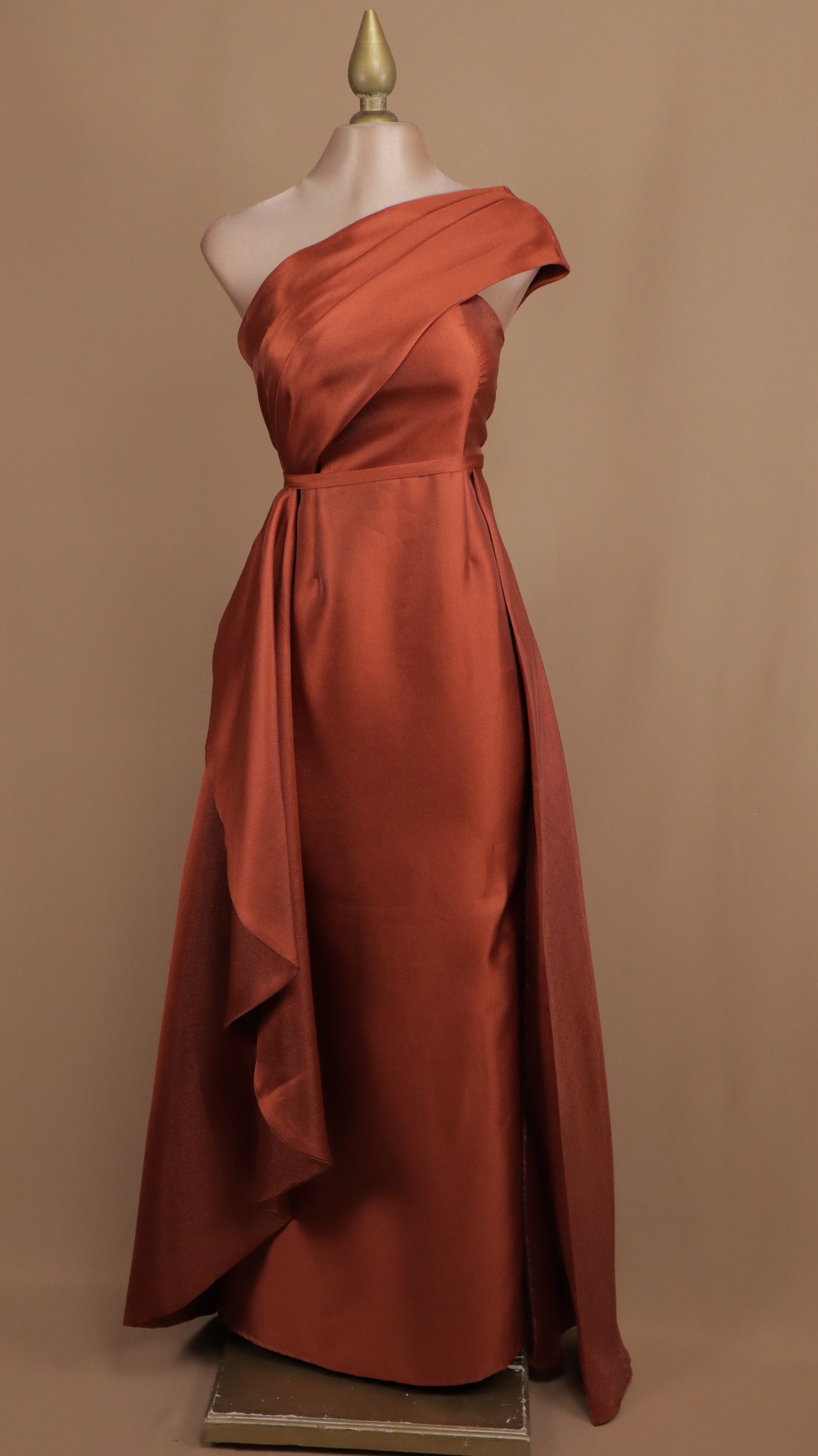 Vestido largo asimétrico con estola