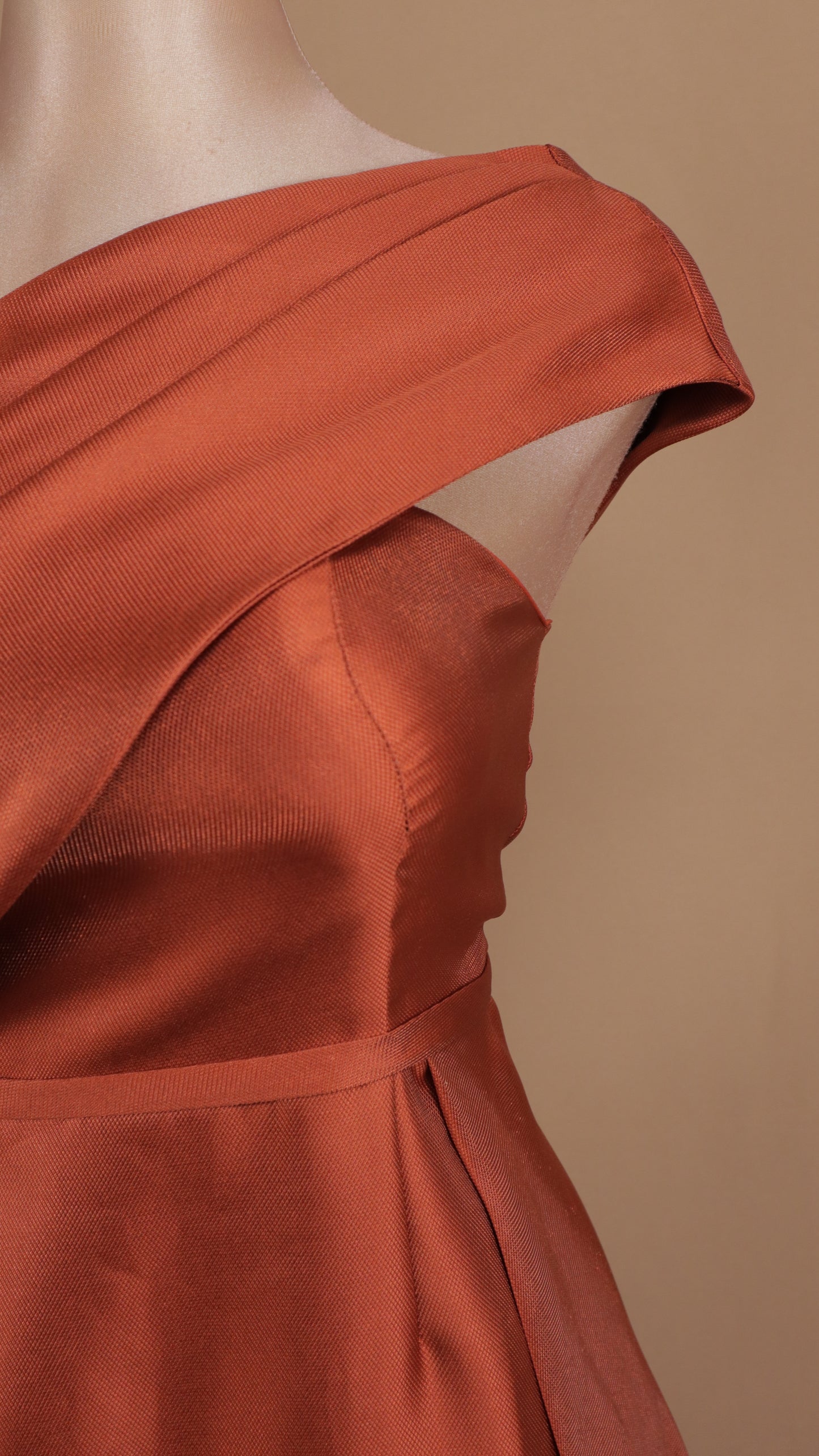 Vestido largo asimétrico con estola