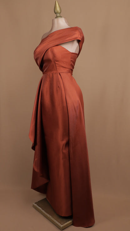 Vestido largo asimétrico con estola