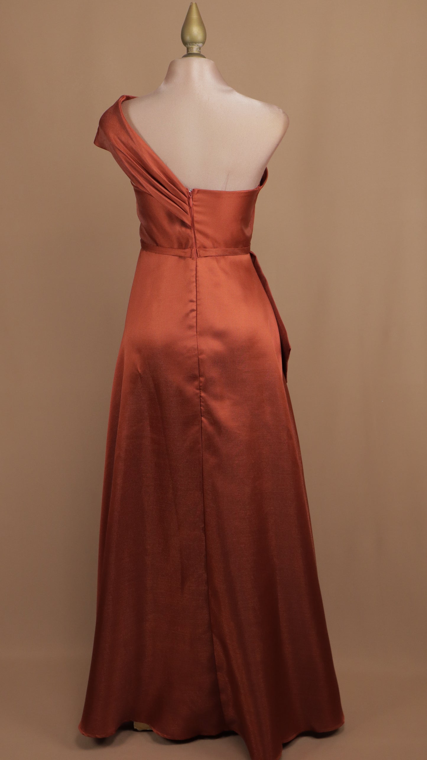 Vestido largo asimétrico con estola