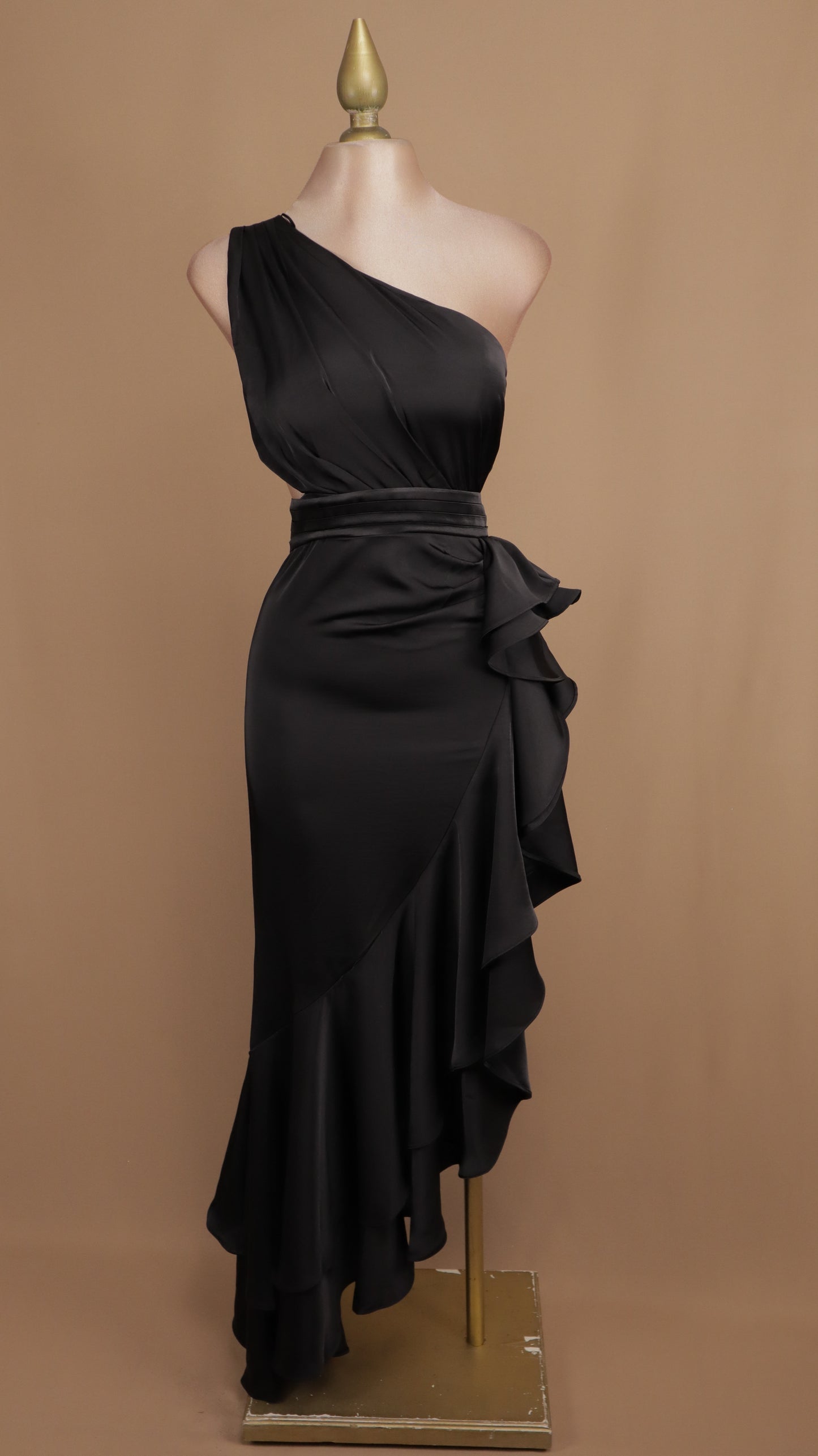 Vestido asimétrico con escarola en falda