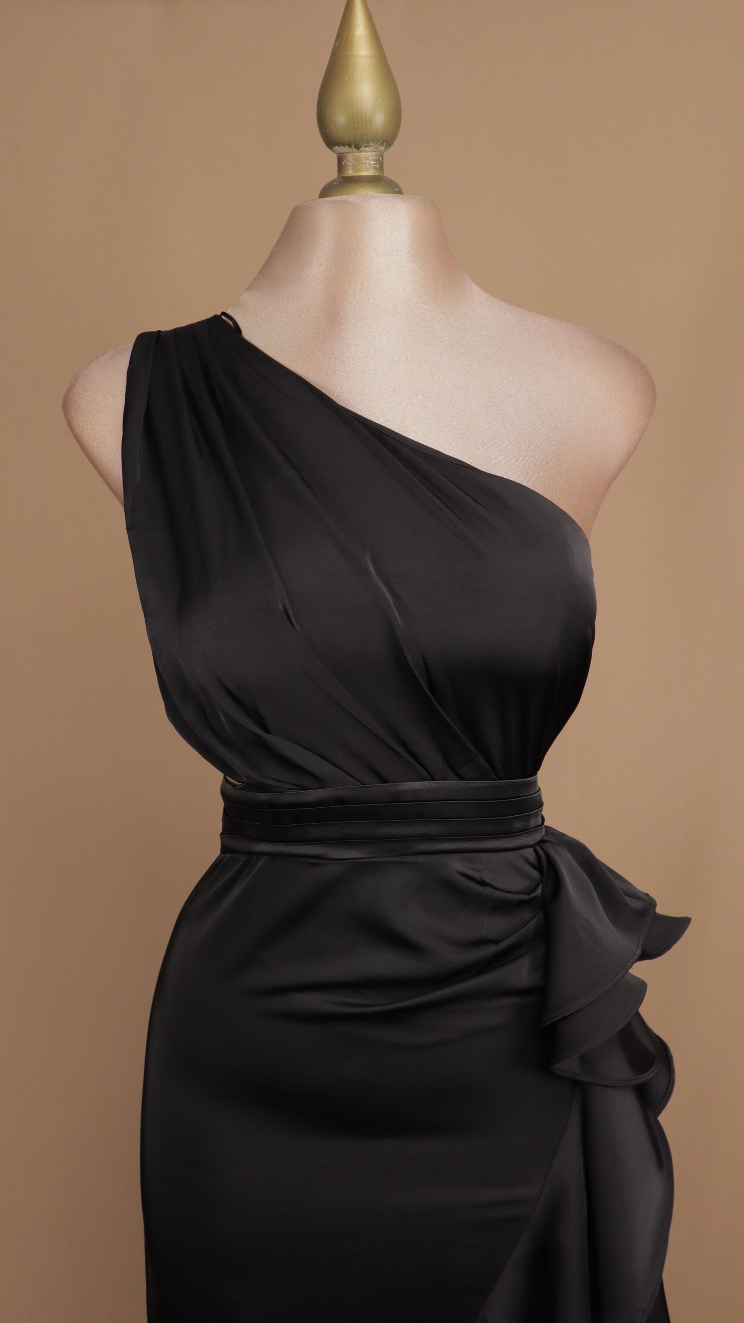 Vestido asimétrico con escarola en falda