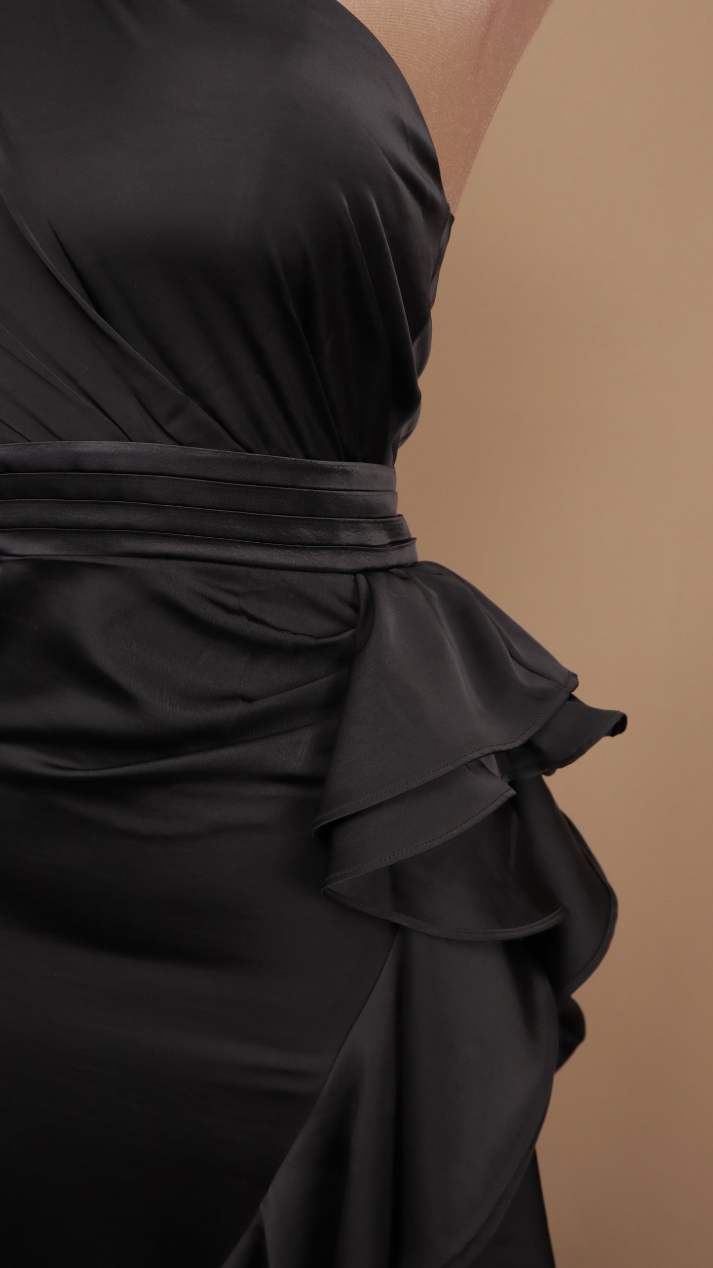 Vestido asimétrico con escarola en falda
