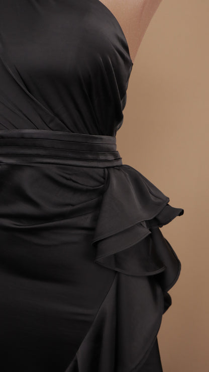 Vestido asimétrico con escarola en falda