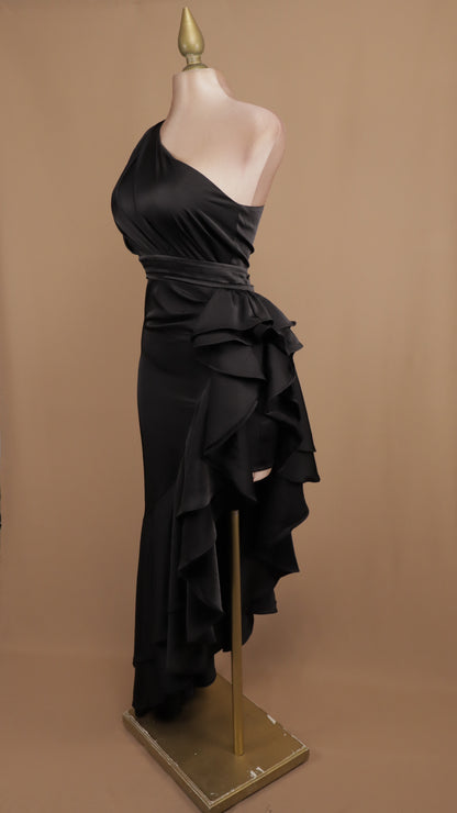 Vestido asimétrico con escarola en falda