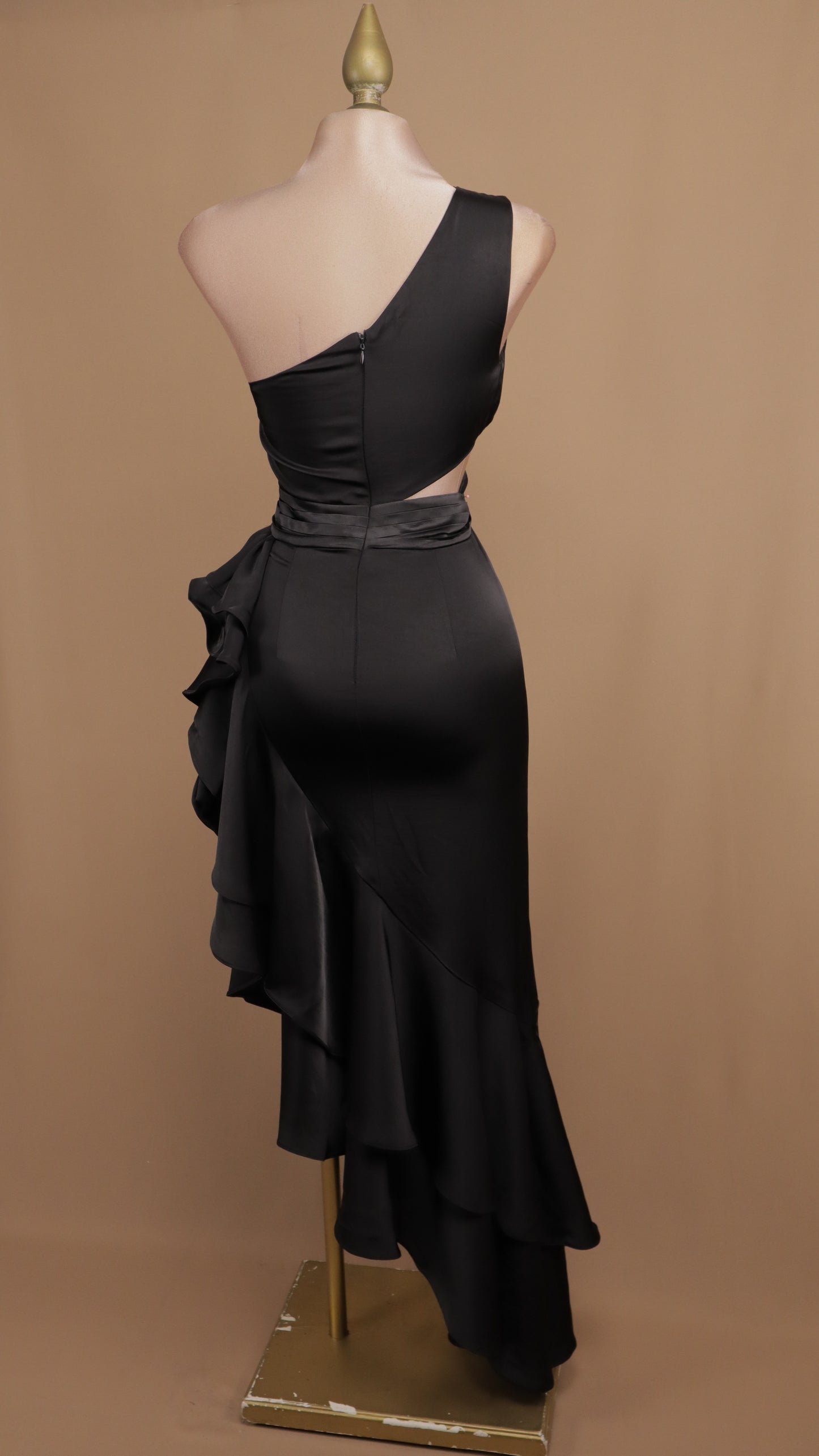Vestido asimétrico con escarola en falda