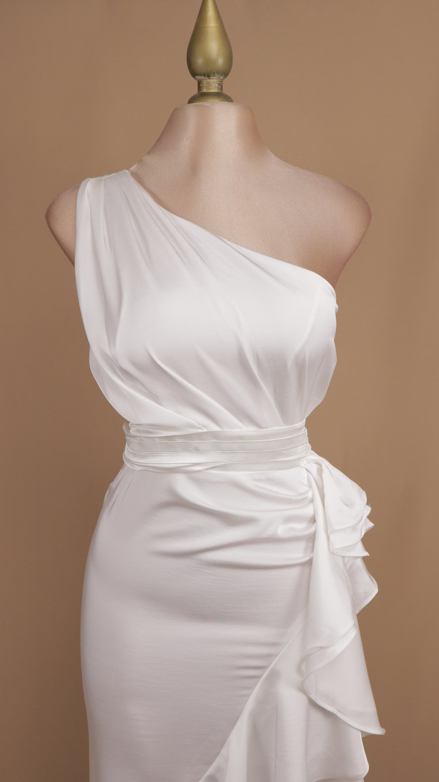 Vestido asimétrico con escarola en falda