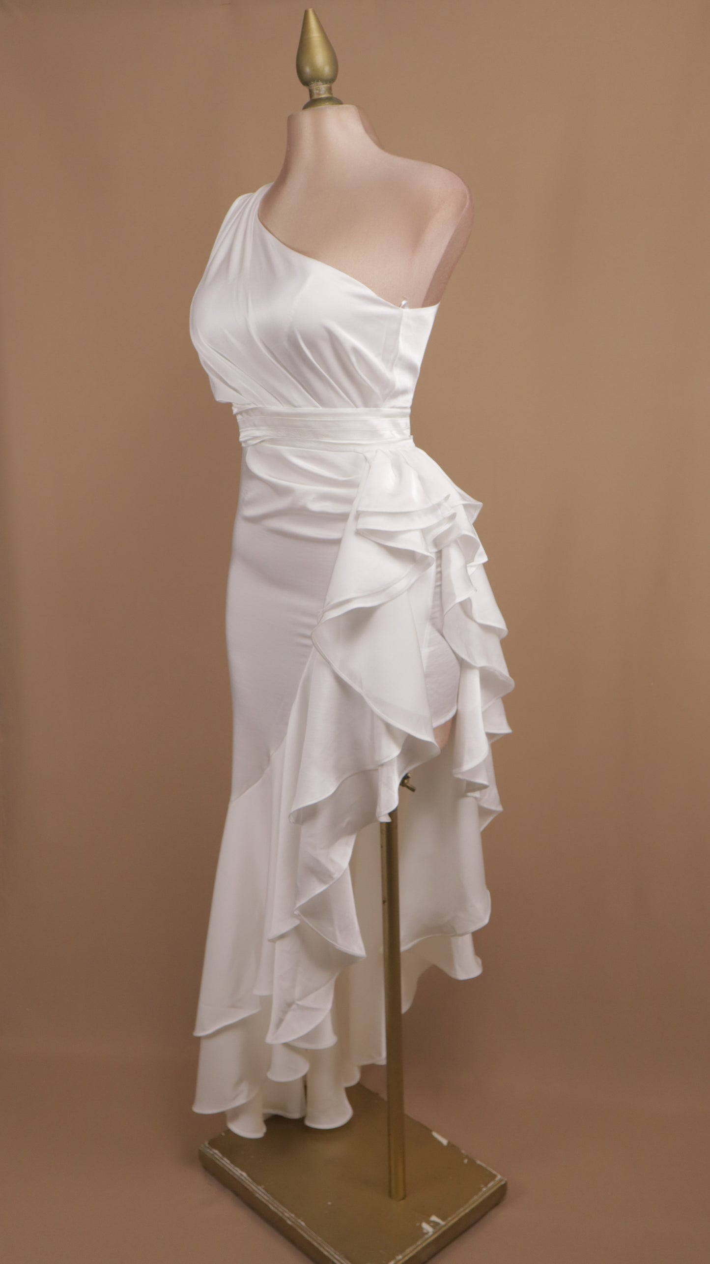 Vestido asimétrico con escarola en falda