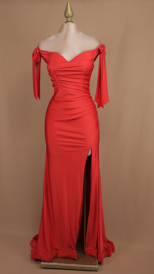 Vestido largo con escote al hombro y abertura en pierna