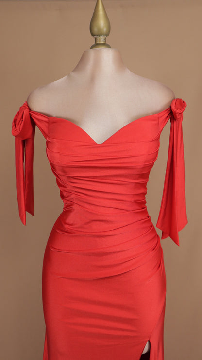 Vestido largo con escote al hombro y abertura en pierna